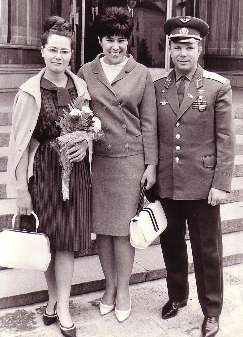 Valentina-Gagarina-Sima-E`yvazova-YUriy-Gagarin.-Bolgariya-1966-god